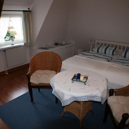 Ferienwohnungen Im Hotel Garni Zur Post Utersum Bilik gambar