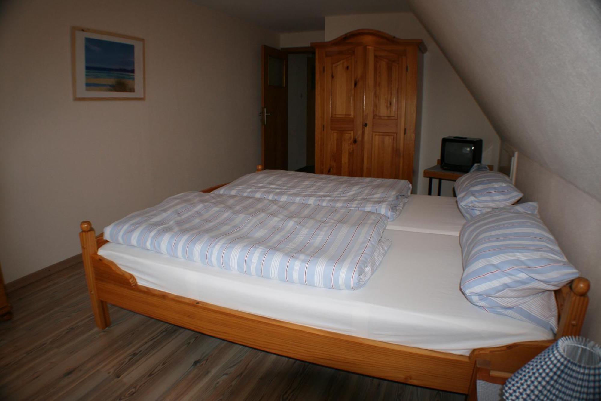 Ferienwohnungen Im Hotel Garni Zur Post Utersum Bilik gambar