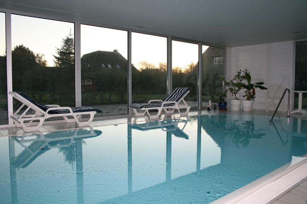 Ferienwohnungen Im Hotel Garni Zur Post Utersum Bilik gambar